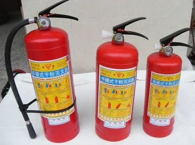 烟头之患 阜南一乡镇儿童随手扔烟头引发消防安全警示