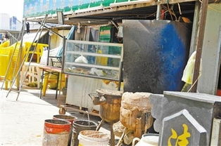 兰州新区一小校门“围城” 流动摊贩扎堆 食品安全与交通消防隐患亟待破局